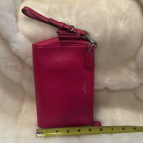 🩷COACH HOT PINK MAKEUP💄BAG. Gently used as seen. Exceptional condition. 🩷 - Picture 4 of 11